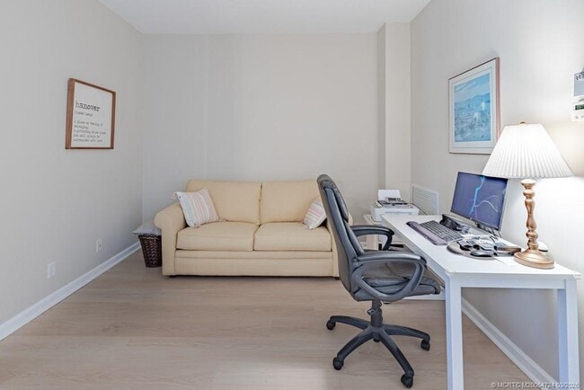 Building Photo - 2371 SW Carriage Hill Terrace