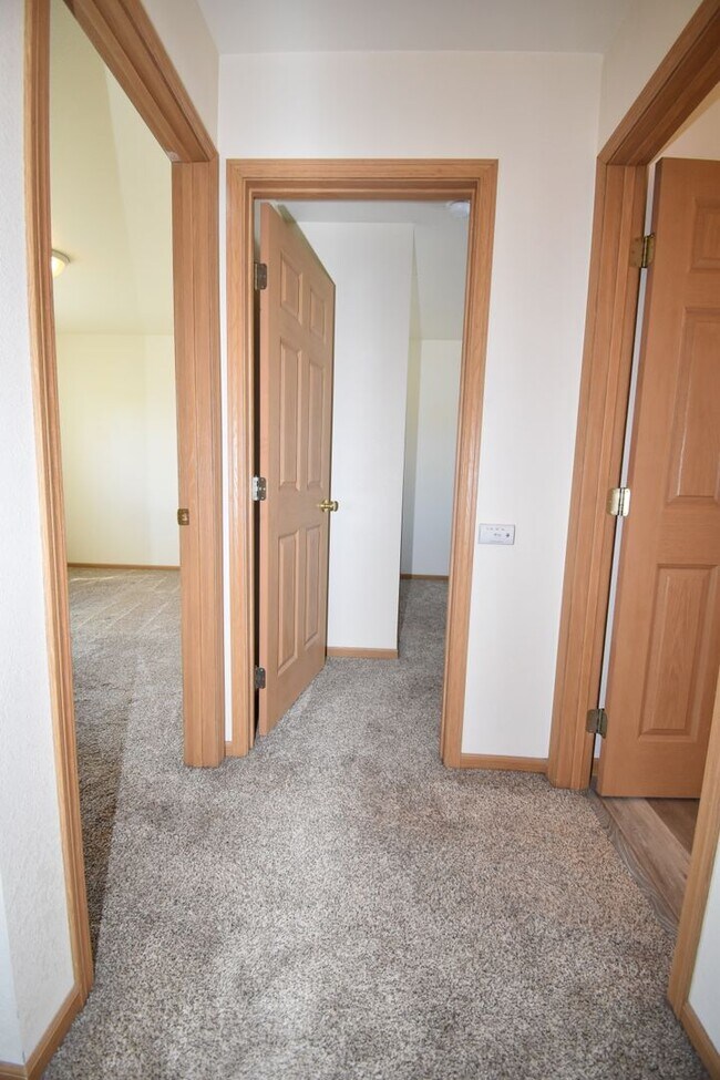 Building Photo - Townhouse style 2bed 1.5bath with attached garage