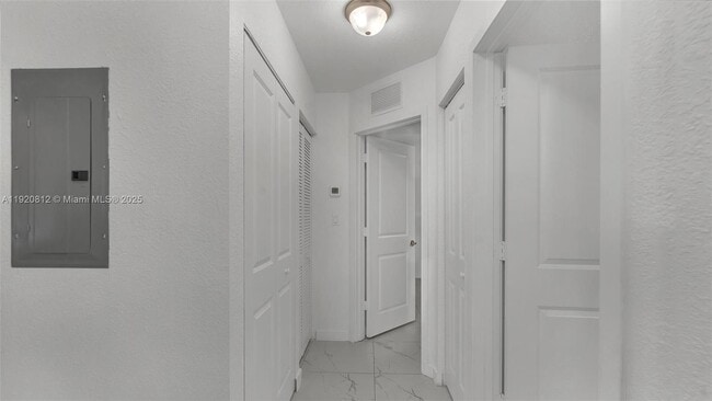 Building Photo - 2400 W 5th Way