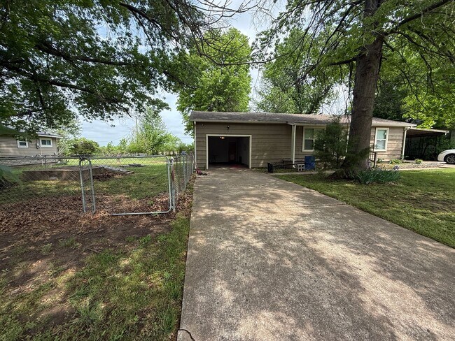 Building Photo - Kellysville 2 bedroom Plenty of Parking, Large fenced yard