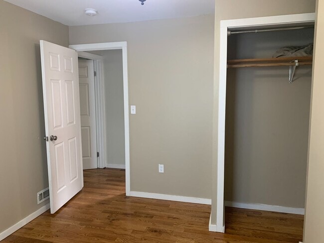 Building Photo - Gorgeous 3BR, Single Family Home IN EAST ROCK! PARKING! LAUNDRY!