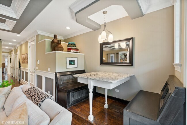 Building Photo - 1022 W Diversey Pkwy