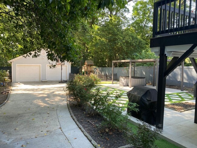 Building Photo - Spacious charmer in the heart of Dilworth ...
