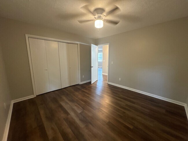 Building Photo - Renovated 2 Bedroom Duplex in Manchester!