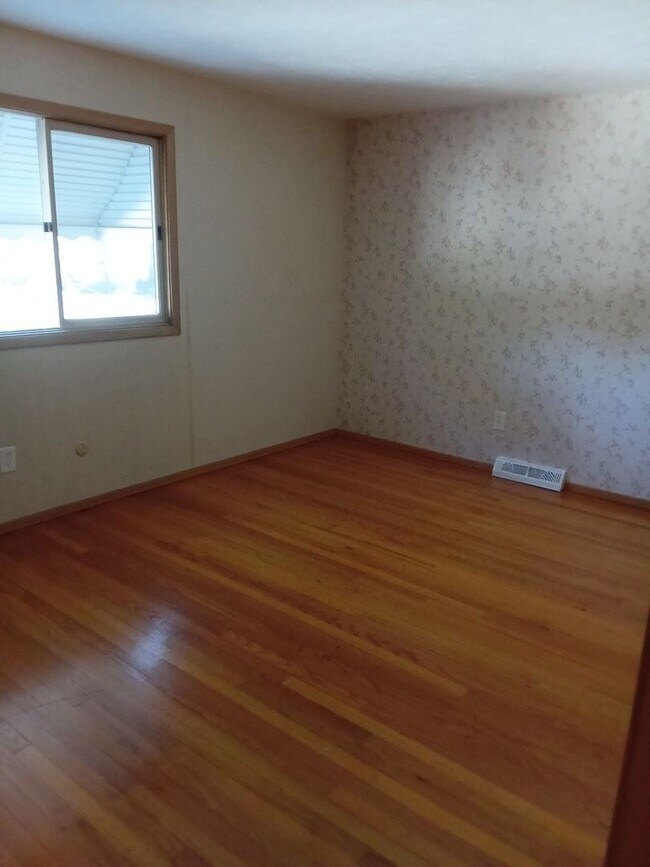 Building Photo - Spacious Lakeshore Living – 3-Bedroom Duplex with Charm & Convenience