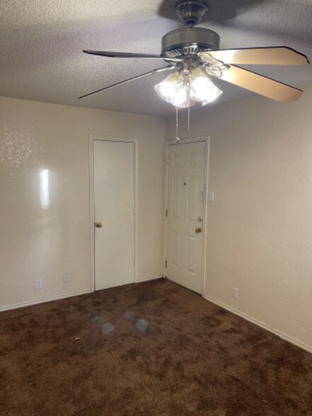 Building Photo - 6841 S Creek Dr