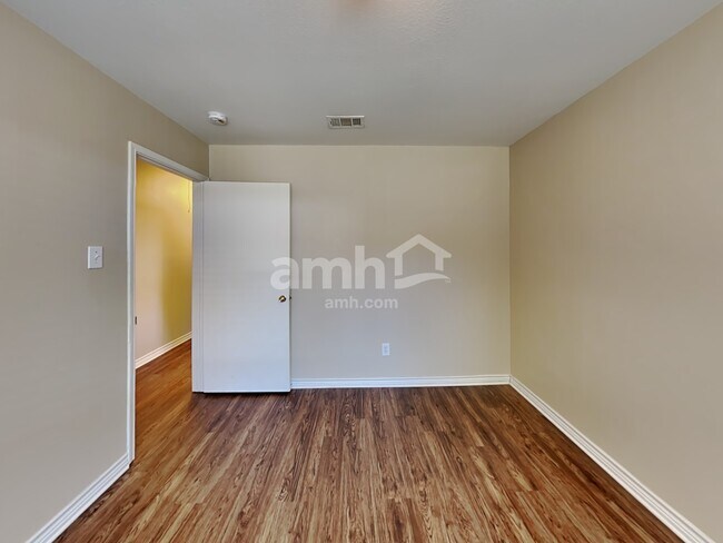 Building Photo - 737 Oak Dale Ave