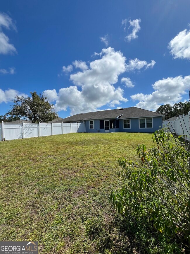 Building Photo - 207 Royal Palms Ave