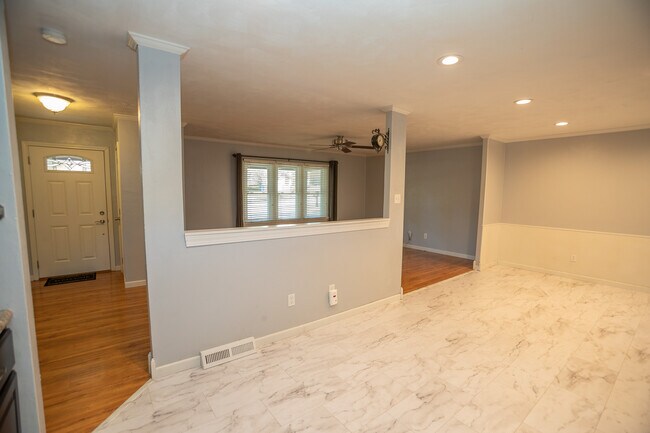 Building Photo - 710 Earl Lee Dr