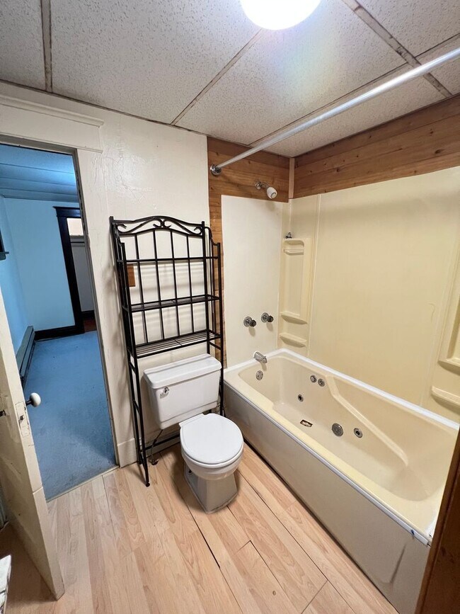 Building Photo - 1st Floor 1+ Bedroom Apartment! AVAILABLE MAY!