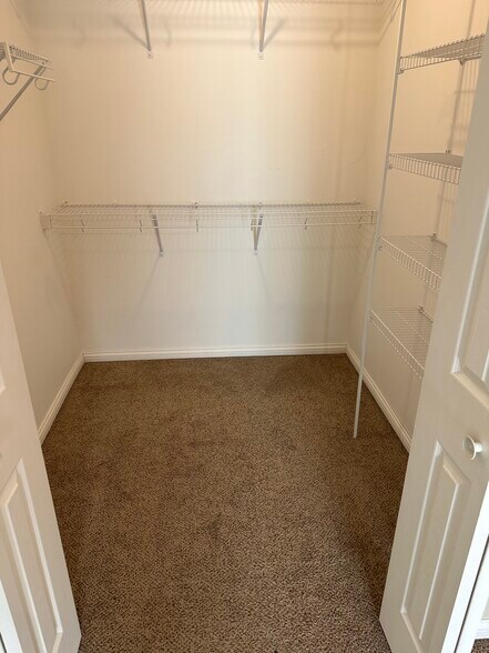 bedroom - 575 N Cartwright St