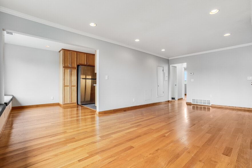 Living room - open floor plan - 1193 Laurel St