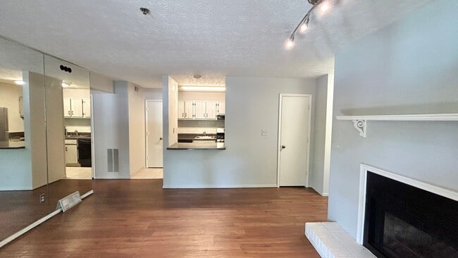Building Photo - Vinings Run 1 Bedroom Condo, Minutes from ...