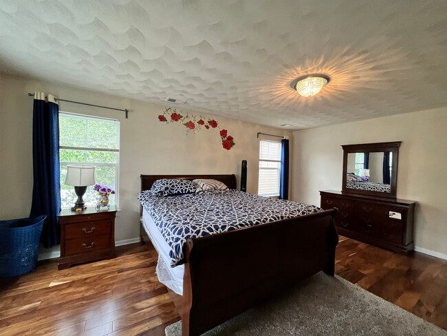 Building Photo - 3 bedroom home in sought after Whitaker Pl...