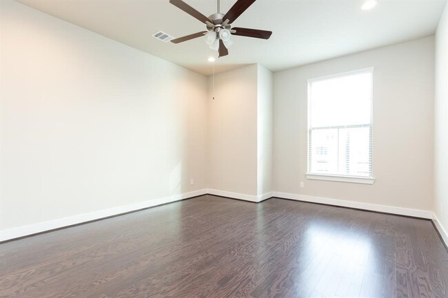 Building Photo - 5836 E Post Oak Ln