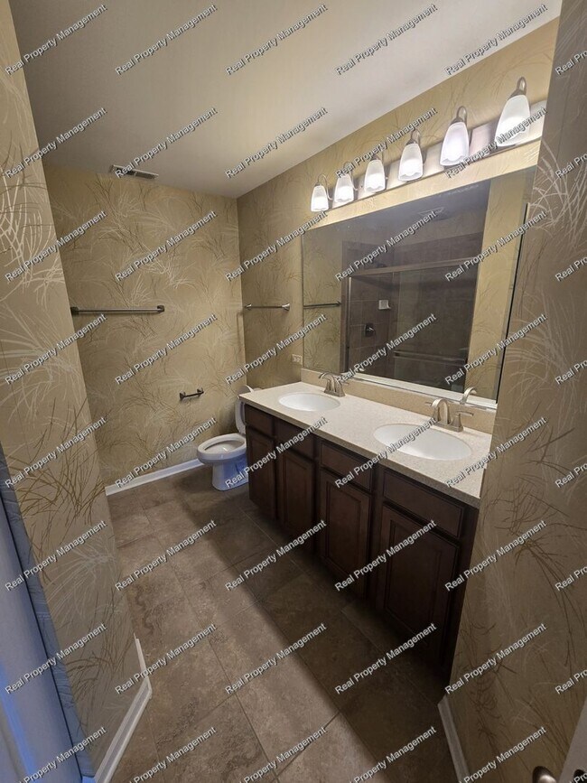 Building Photo - 3 Bedroom Townhome