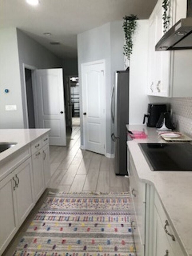 Building Photo - PRATICALLY BRAND NEW HOME IN GATED COMMUNITY!