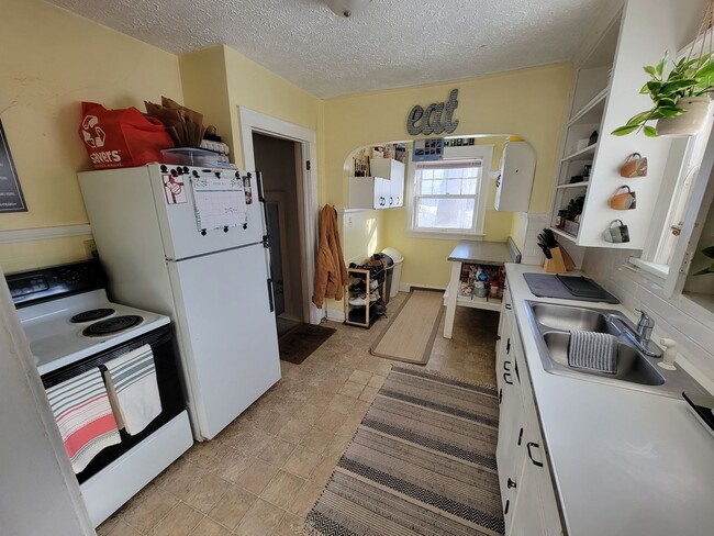 Building Photo - AVAILABLE JUNE 1st 2026 - 3 Bed 2 Bath Spacious Home near Campus