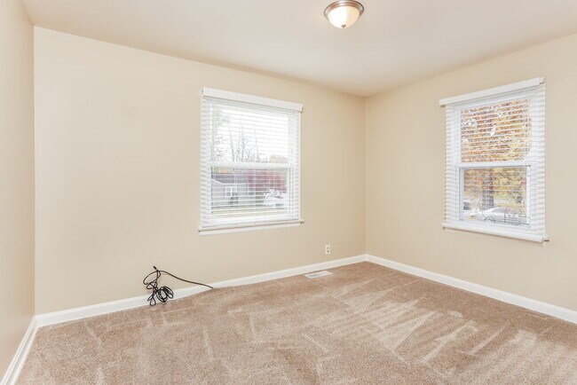 Building Photo - 1123 Roxton Dr