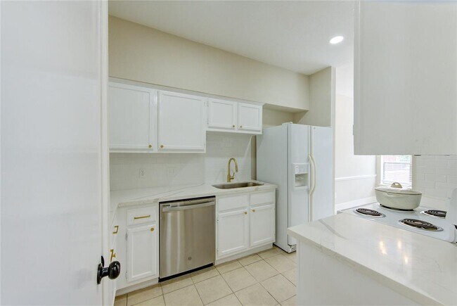 Building Photo - 1103 Dulles Ave