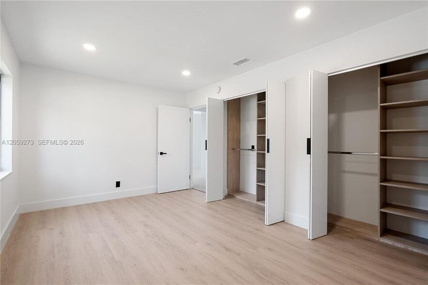Building Photo - 1543 SW 1st Ave