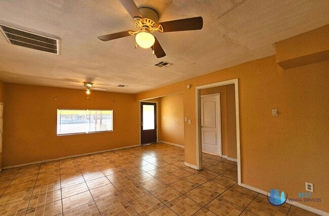 Building Photo - Rare flexible commercial space available for monthly lease on busy Combee Road