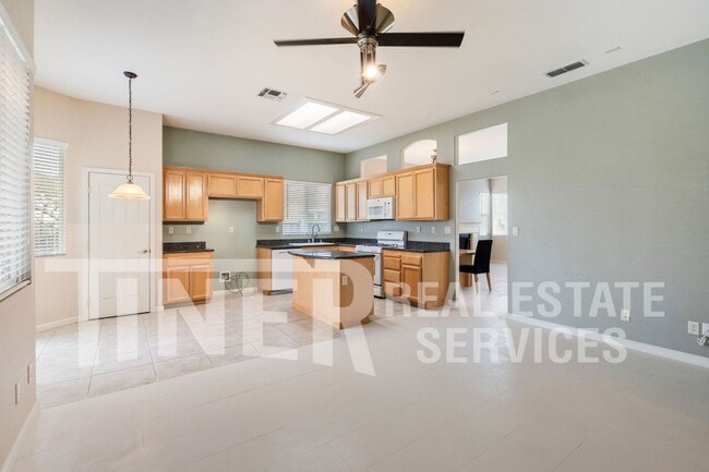 Building Photo - 4 Bedroom Elk Grove Home in Desireable Sch...