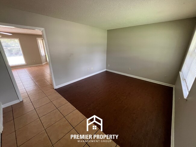 Building Photo - Charming 3BR/2BA in 38118 | Low-Maintenance Tile Floors, Bay Window & Patio