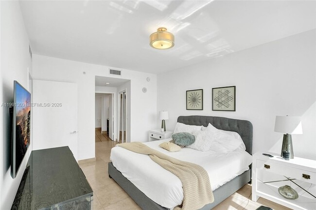 Building Photo - 18201 Collins Ave