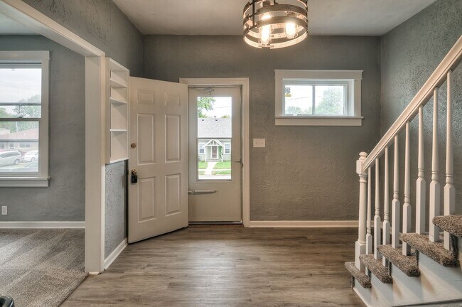 Building Photo - Beautifully updated 3-bedroom, 1-bath home that’s move-in ready.