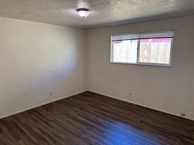 Building Photo - Updated 2-bedroom 1.5 bath duplex in Springfield!
