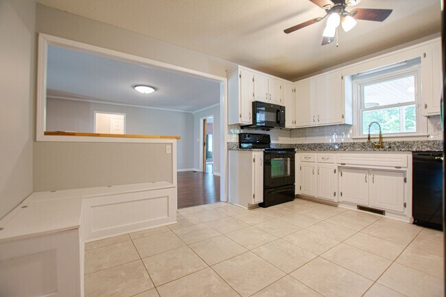 Building Photo - Pet Friendly Three Bedroom!