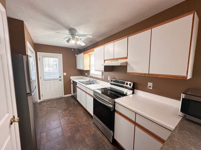 Building Photo - Stunning, pet friendly townhouse located i...