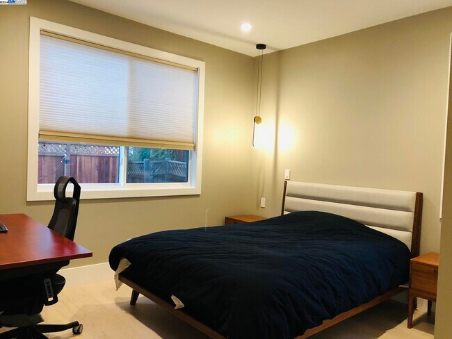 Building Photo - 466-4B1 Ruthven,Palo Alto CA 94301