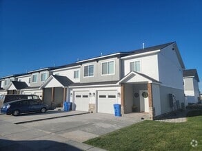 Building Photo - 3 bed 1 additional office space and 2.5 ba...