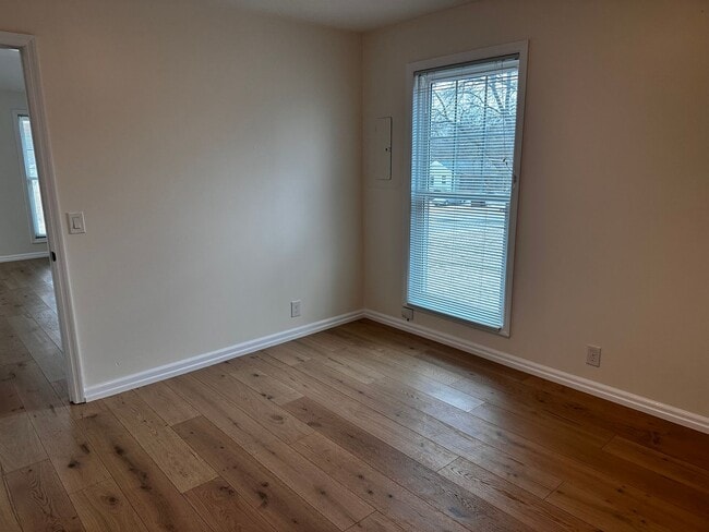 Building Photo - Sylvan Heights Renovated Two Bedroom