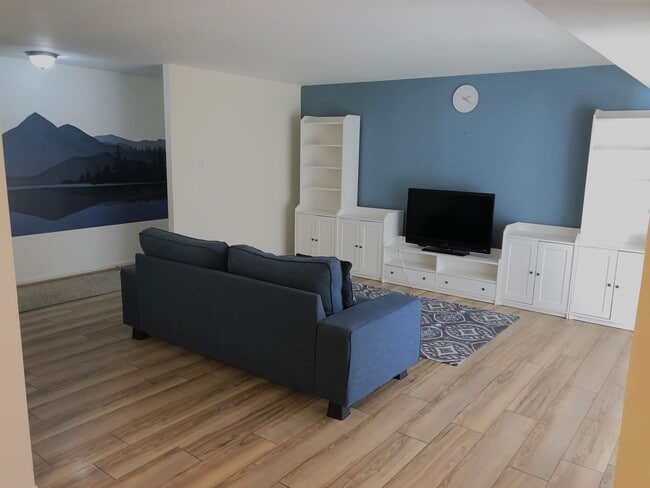 Building Photo - Nicely Updated Terrace Level  1/1 condo