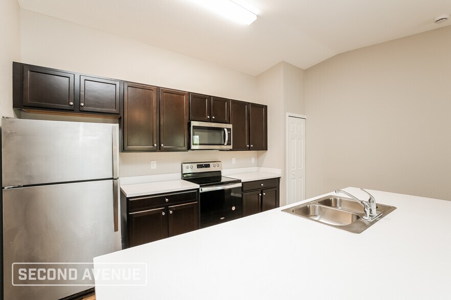 Building Photo - 230 Malden Ave S