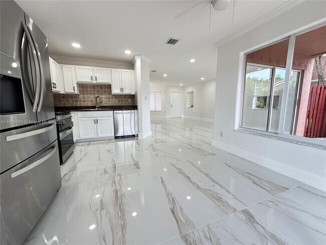 Building Photo - 7001 SW 164th Ct