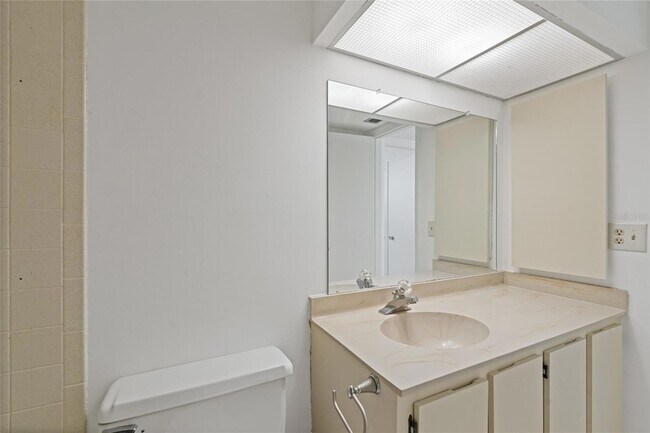 Building Photo - 2621 Cove Cay Dr