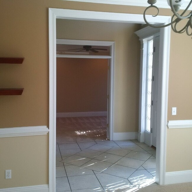 Building Photo - Beautiful 4 Bedroom 2 and 1/2 bath home in...