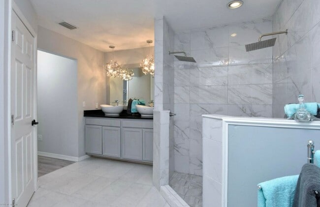 Building Photo - Stunning Home - Large Lot with 2 Car Garage!