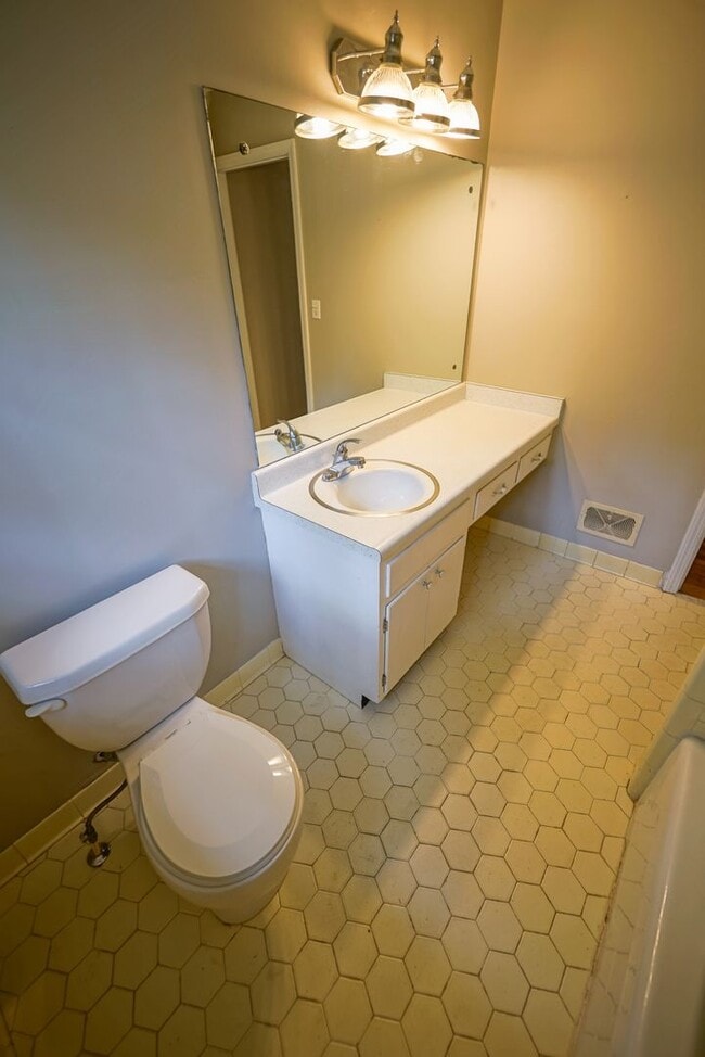 Building Photo - Sublease: Available 7/22/25 Beautiful 4/2 ...