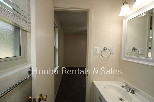 Building Photo - Mountain of Amenities!