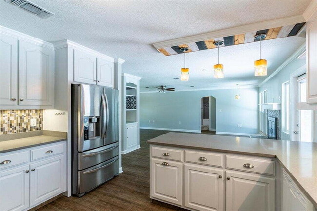 Building Photo - "Charming 3-Bed Oasis with Private Pool in Fort Walton Beach!"