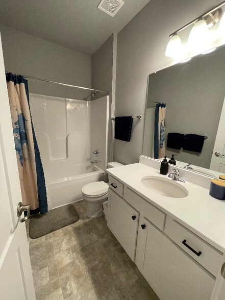 Building Photo - 1909 Hummingbird Dr