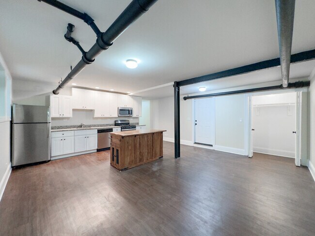 Building Photo - 936 E 52nd St