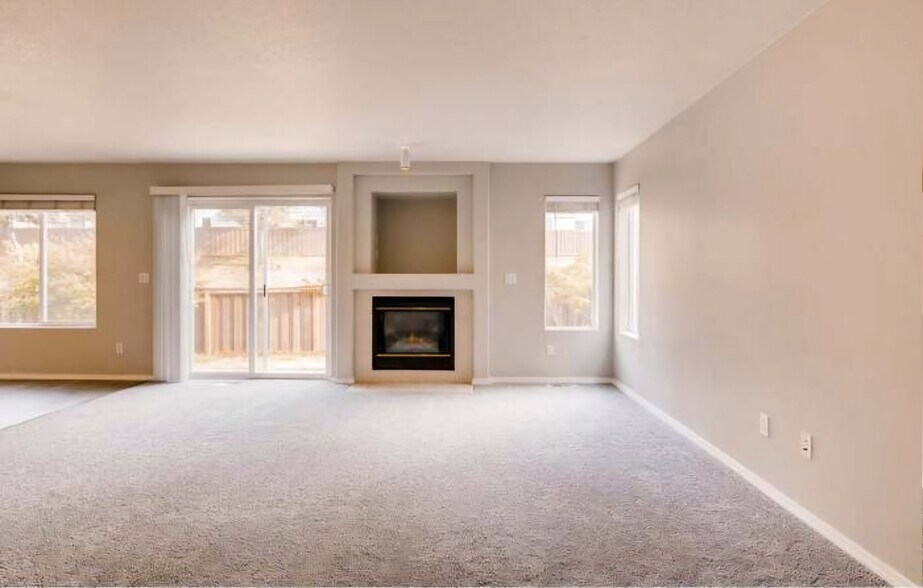 Building Photo - 5143 NE Schoeler Cir