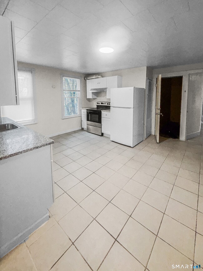 Building Photo - 1235 Bank St