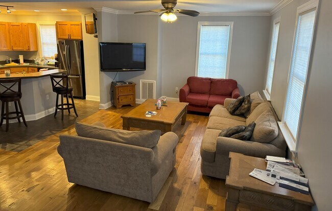 Building Photo - 457 N Spring St